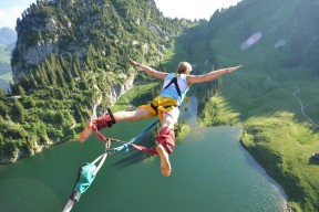 九游下载官网-青少年“绿色环保”篮球场在重庆正式落成，改善青训硬件基础，重庆户外篮球场