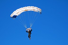 九游电脑版-梅西首秀即助攻，巴黎豪夺连胜，梅西首秀引全场躁动 巴黎4连胜登顶