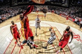 九游登录中心-一场比赛：库里在火箭队比赛中投中13个三分，打破NBA单场远投纪录！